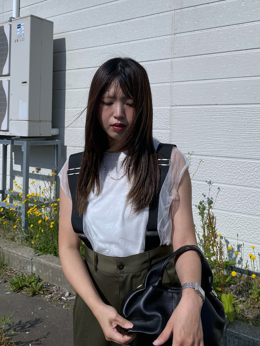 「夏コーデ、白Tシャツ、甘辛mix、チュール、サスペンダー、サスペンダーパンツ、カーキ、グリーン、大人カジュアル、大人コーデ、お出かけコーデ、プチプラ、ママコーデ、シンプルコーデ」｜「GeeRAのチュールレイヤードフレンチスリーブカットソー（Tシャツ/カットソー、ホワイト系）」を使った、Miiさん（レディース・159cm）の夏コーディネートの3枚目の写真