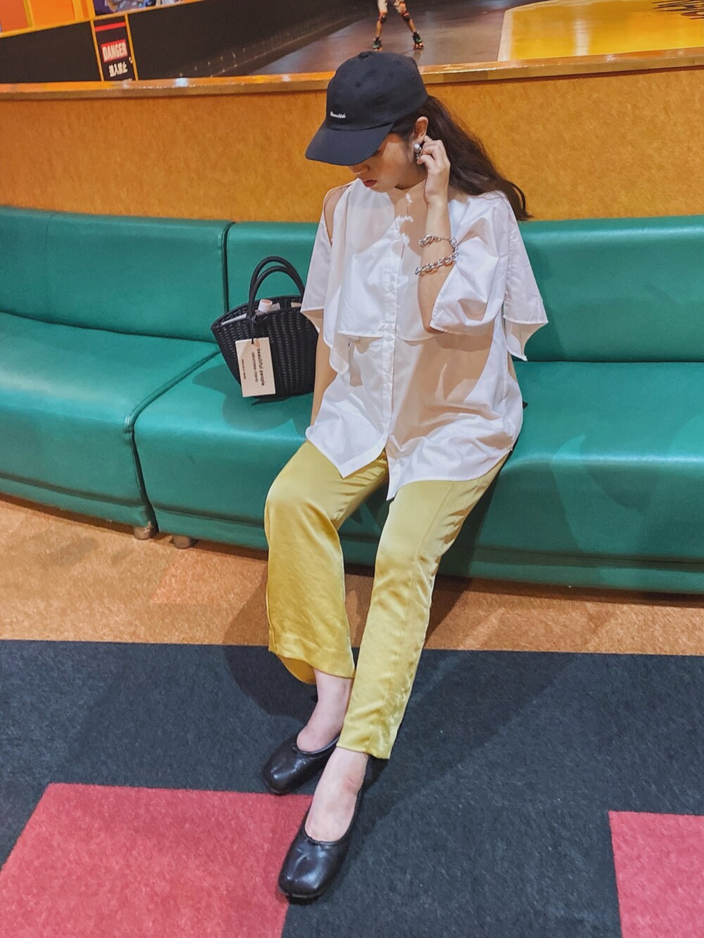 「夏コーデ、休日コーデ、キャップ、ケープ、ケープブラウス、サテンパンツ、イエロー、カラーコーデ、ブラウス、きれいめカジュアル、カラーパンツ、シンプルコーデ、バレエシューズ、LHPWOMEN、courage」｜「Birthday roomの２WAYケープブラウス（シャツ/ブラウス、ホワイト系）」を使った、Miiさん（レディース・159cm）の夏コーディネートの5枚目の写真