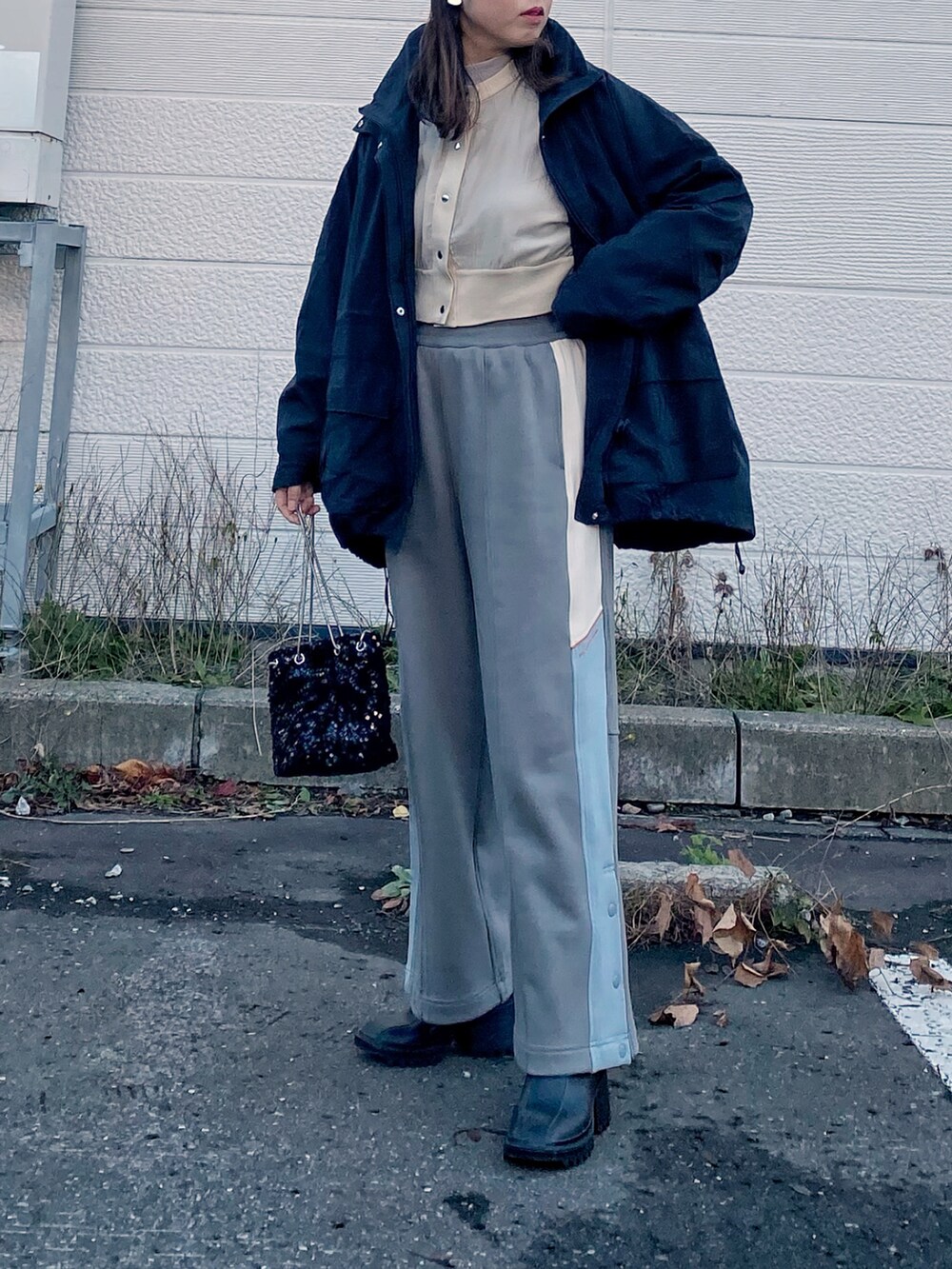 「ファッションを楽しもう、レイヤードスタイル、今日のコスメと服、ビーニー、ニット帽、マウンテンパーカー、ブーツ、トラックパンツ、ストリート、厚底シューズ、guandbeautifulpeople、ビッグシルエット、スパンコール、スウエット、スポーツミックス」|「for/cの撥水ナイロン裏付きマウンテンパーカー【サスティナブル】(マウンテンパーカー、ブラック系)」を使った、Miiさん(レディース・159cm)の秋コーディネートの5枚目の写真