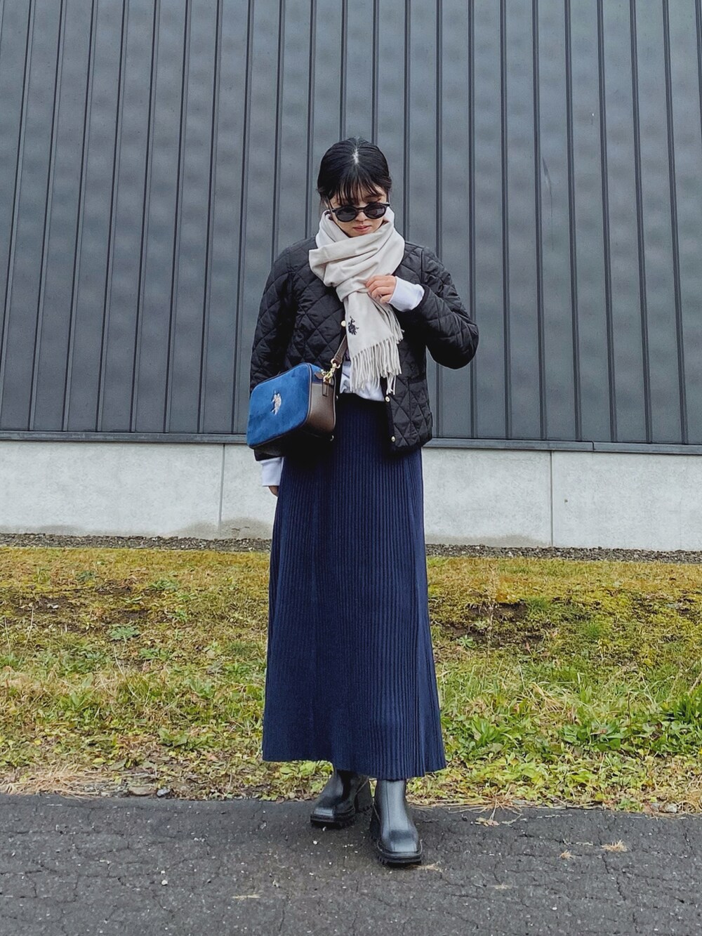 「秋冬コーデ、冬コーデ、マフラー、マフラーぐるぐる、ストール、キルティングジャケット、Traditional Weatherwear、USポロ、renorm、ニット、ニットスカート、フレアスカート、ショートブーツ、ネイビー、きれいめカジュアル」|「U.S. POLO ASSN.の【U.S. POLO ASSN.】 ユーエスポロアッスン カシミヤタッチストール マフラー USPA-2011(マフラー、グレー系)」を使った、Miiさん(レディース・159cm)の秋コーディネートの3枚目の写真