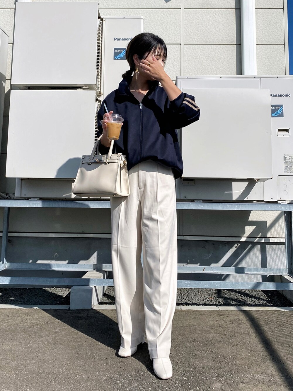 「秋服まるっと大公開、トラックジャケット、スラックス、ワイドパンツ、白パンツ、ショートブーツ、スクエアバッグ、きれいめカジュアル、notch.、ジャージ、スポーツミックス、ジャケットスタイル、秋コーデ、ブーツ、プチプラ」｜「notch.の【 notch. by yui 】トラックジャケット（ジャージ、ブルー系）」を使った、Miiさん（レディース・159cm）の秋コーディネートの3枚目の写真