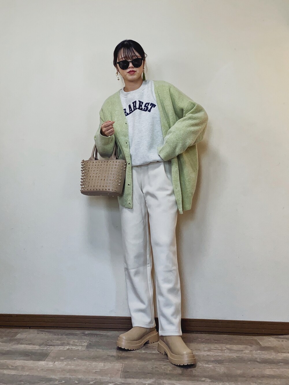 「大人カジュアル、ゆるコーデ、楽チンコーデ、休日スタイル、ニット、ニットカーディガン、淡色コーデ、カラーコーデ、ANGIE VINTAGE、スウェット、ロゴスウェット、スウェットパンツ、ブーツ、THEPLATINUMSELECT、グリーン」｜「ANGIEの【2023年春夏新色追加】オーバーサイズVネックニットカーディガン（カーディガン/ボレロ、グリーン系）」を使った、Miiさん（レディース・159cm）の冬コーディネートの2枚目の写真