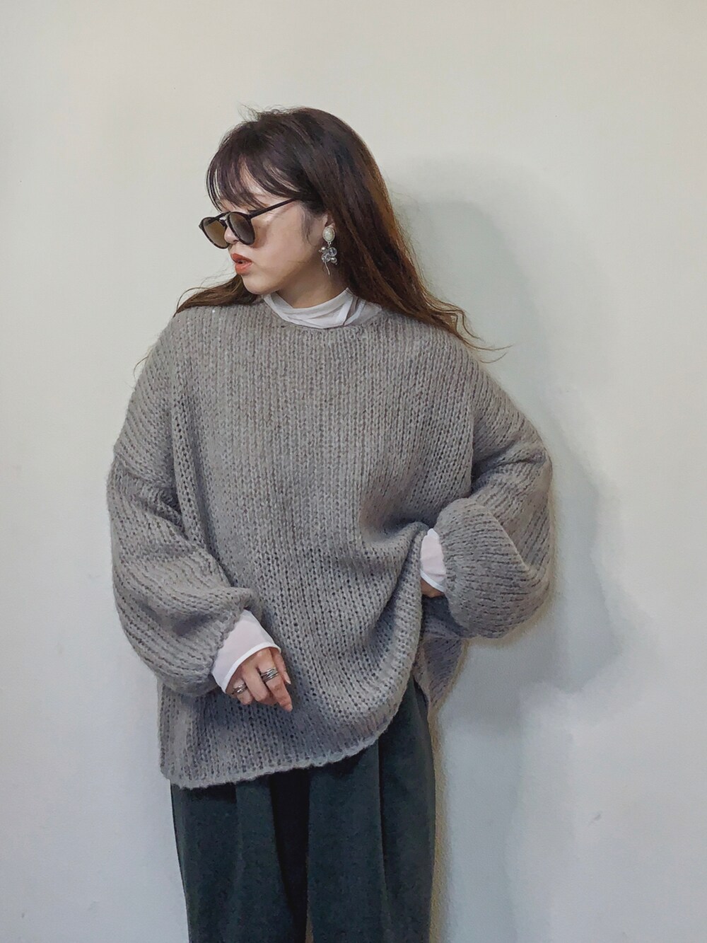 「スウェットパンツ、カラーパンツ、ローゲージニット、ゆるニット、レイヤードスタイル、ざっくりニット、titivate、くすみカラー、秋コーデ、おしゃれさんと繋がりたい、ボリューム袖、シアートップス、足袋バレエ、スウェットギャザーパンツ」｜「titivateのﾛｰｹﾞｰｼﾞﾊﾝﾄﾞﾗｲｸﾆｯﾄ（ニット/セーター、ベージュ系）」を使った、Miiさん（レディース・159cm）の秋コーディネートの2枚目の写真