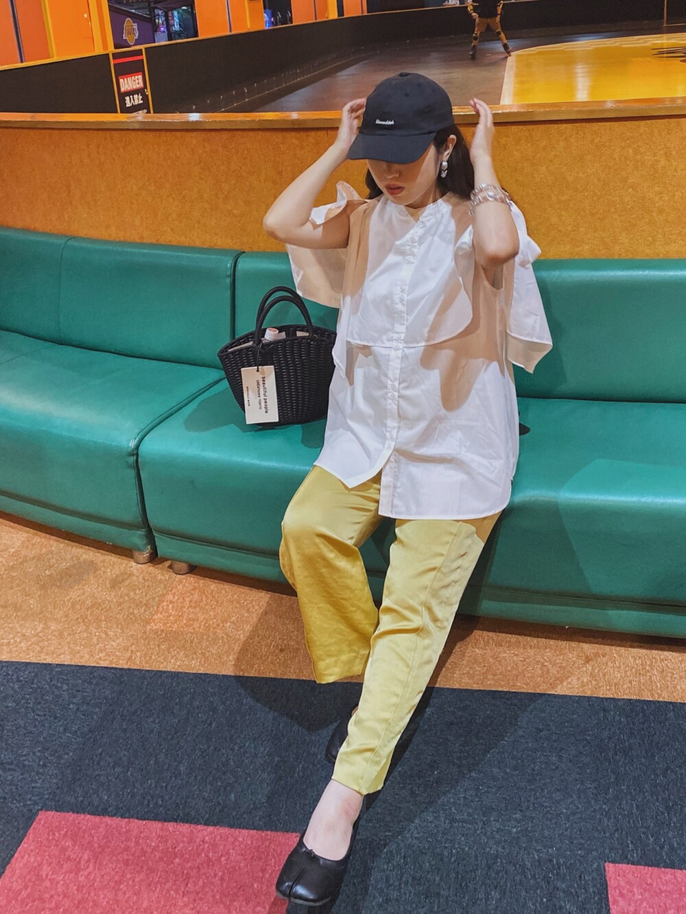 「夏コーデ、休日コーデ、キャップ、ケープ、ケープブラウス、サテンパンツ、イエロー、カラーコーデ、ブラウス、きれいめカジュアル、カラーパンツ、シンプルコーデ、バレエシューズ、LHPWOMEN、courage」｜「Birthday roomの２WAYケープブラウス（シャツ/ブラウス、ホワイト系）」を使った、Miiさん（レディース・159cm）の夏コーディネートの4枚目の写真