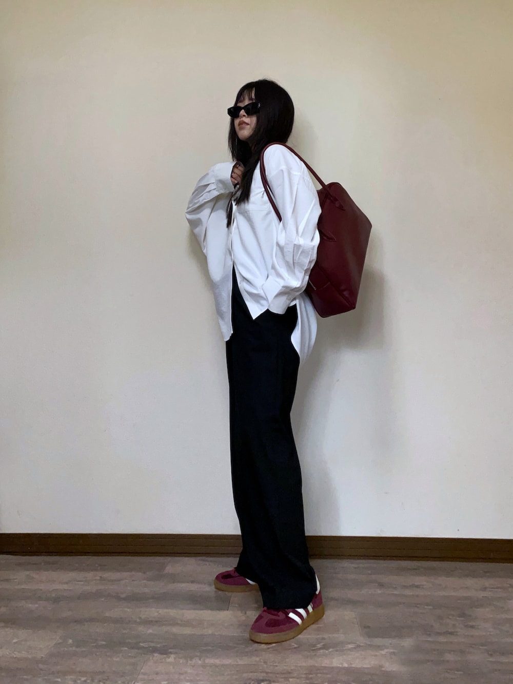 ホワイト系のシャツ/ブラウス、レッド系のボストンバッグ、レッド系のスニーカーを着用したレディースの秋コーディネートの3枚目の写真