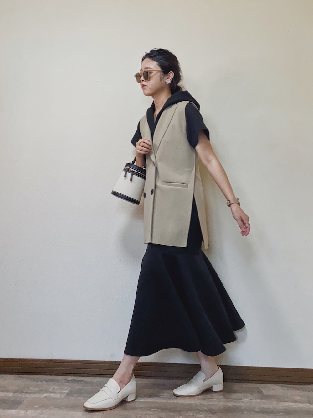 「ごきげんウィーク、大人女子、マーメイドワンピース、ロングワンピース、ワンピース、ジレ、テーラードベスト、ベスト、COTORICA.、ローファー、スクエアトゥ、レイヤードスタイル、春夏コーデ」｜「COTORICAのショートスリーブマーメイドフードワンピース（ワンピース、ブラック系）」を使った、Miiさん（レディース・159cm）の春コーディネートの3枚目の写真