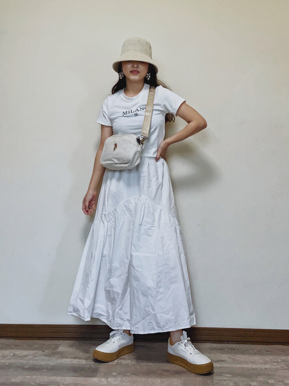 「夏コーデ、休日スタイル、お出かけコーデ、淡色コーデ、ホワイトコーデ、ロングスカート、ロゴT、USポロ、厚底シューズ、バケットハット、白スニーカー、ショルダーバッグ、韓国ファッション、CLEA、プチプラ」｜「U.S. POLO ASSN.の【U.S. POLO ASSN.】 ユーエスポロアッスン　Washed Cotton　クロスボディショルダーバッグ　USPA-2645（ショルダーバッグ、ホワイト系）」を使った、Miiさん（レディース・159cm）の夏コーディネートの2枚目の写真