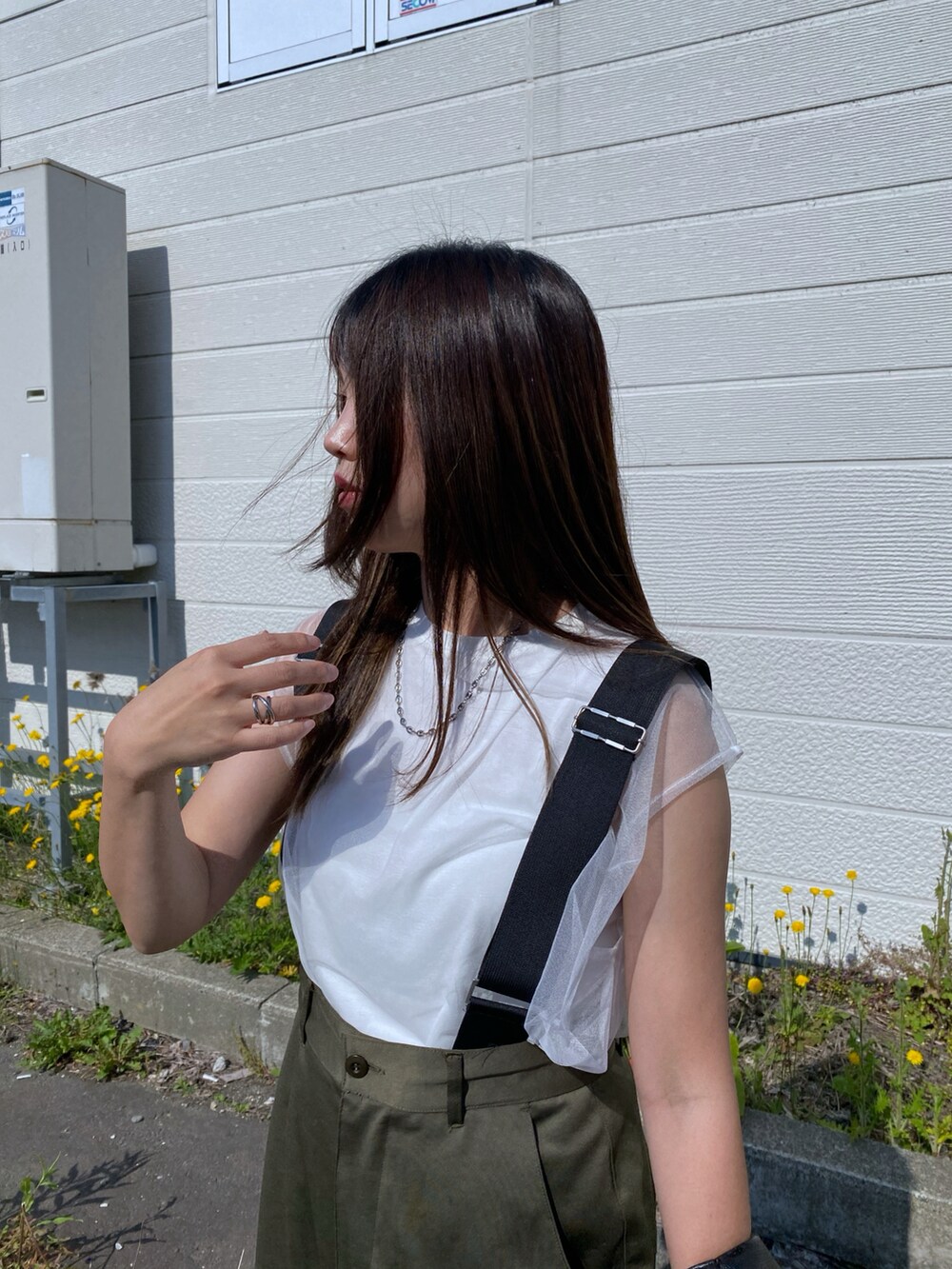 「夏コーデ、白Tシャツ、甘辛mix、チュール、サスペンダー、サスペンダーパンツ、カーキ、グリーン、大人カジュアル、大人コーデ、お出かけコーデ、プチプラ、ママコーデ、シンプルコーデ」｜「GeeRAのチュールレイヤードフレンチスリーブカットソー（Tシャツ/カットソー、ホワイト系）」を使った、Miiさん（レディース・159cm）の夏コーディネートの2枚目の写真