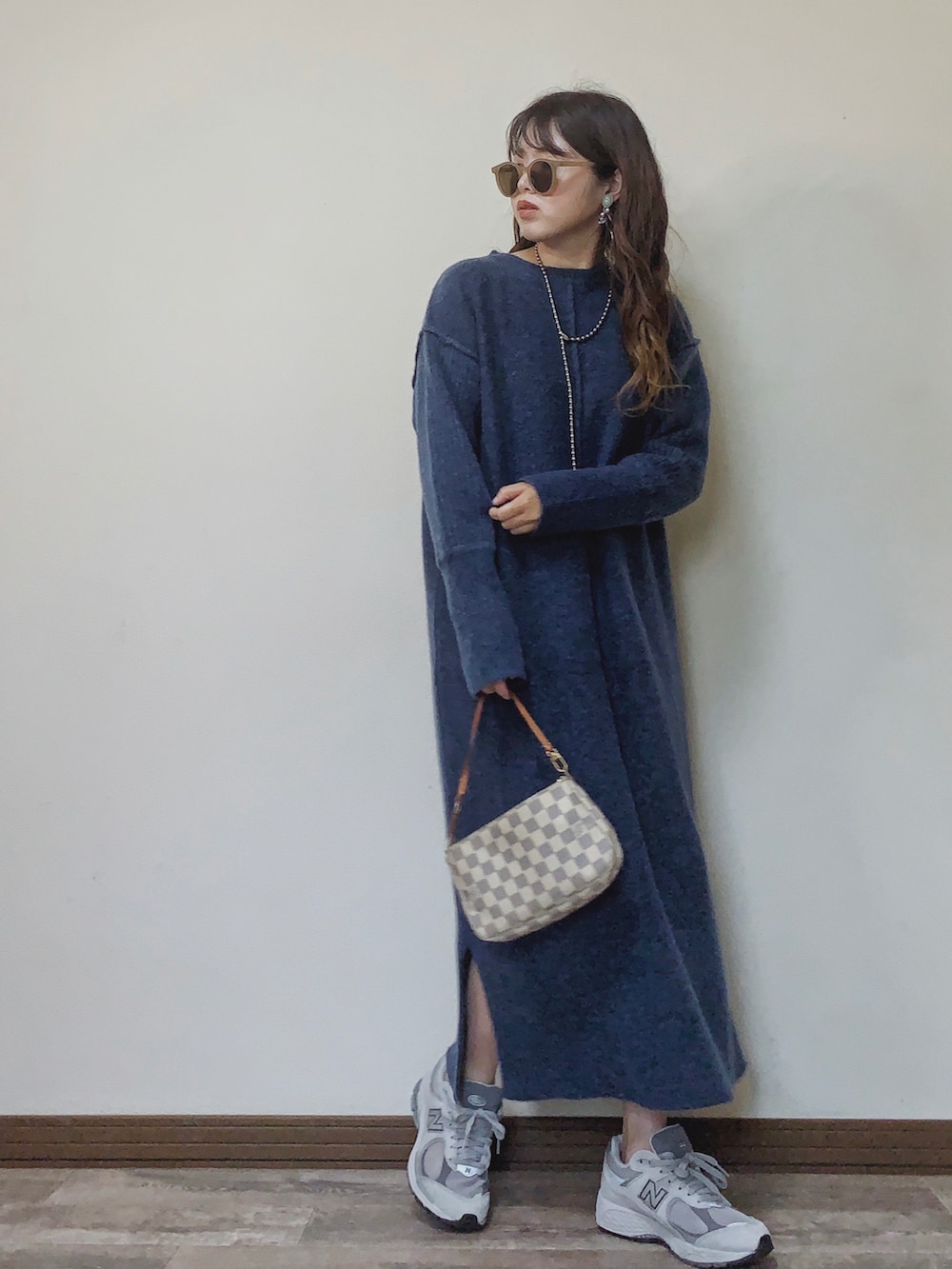 「wearhalloween2021、オトナ女子、ニットワンピース、ブルー、ブラック、ジレ、レザージャケット、レザー、フェイクレザー、スニーカー、New Balance、レイヤードスタイル、休日スタイル、大人カジュアル、titivate」｜「titivateのﾘﾌﾞ袖ﾛﾝｸﾞﾆｯﾄﾜﾝﾋﾟｰｽ（ワンピース、ブルー系）」を使った、Miiさん（レディース・159cm）の秋コーディネートの2枚目の写真
