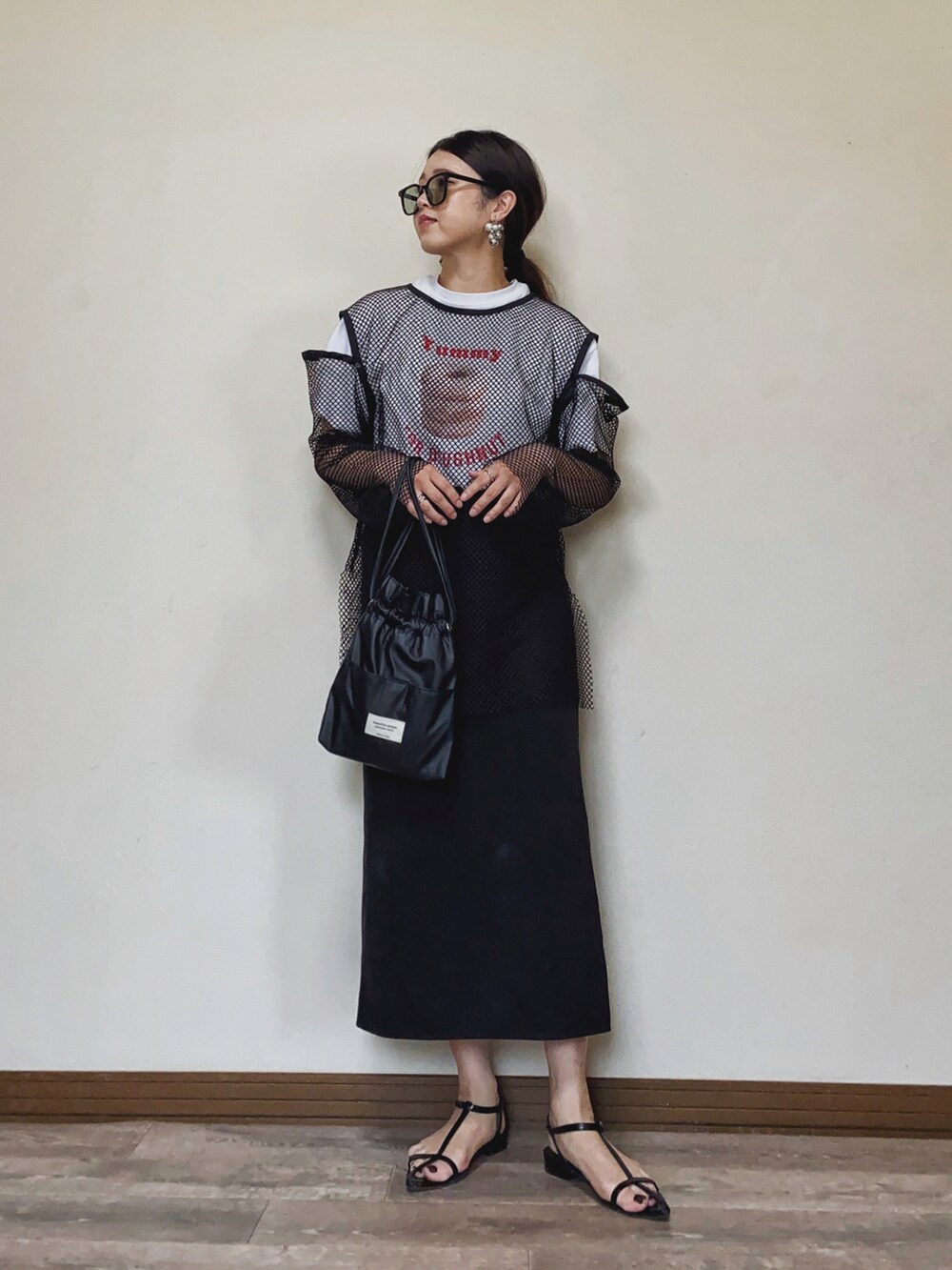 「このスタイルがお気に入り、レイヤードスタイル、Tシャツ、夏だ!Tシャツ着よう!、スカート、ロングスカート、メッシュトップス、サングラス、巾着バッグ、ポインテッドトゥ、サンダル、プチプラ、夏コーデ、きれいめカジュアル、今日のコスメと服」|「Birthday roomのドーナツTシャツ(Tシャツ/カットソー、ホワイト系)」を使った、Miiさん(レディース・159cm)の夏コーディネートの2枚目の写真