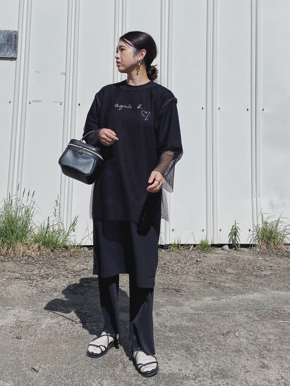 「夏コーデ、初夏コーデ、レイヤードスタイル、メッシュ、ブラックコーデ、モノトーン、VENCE EXCHANGE、To b. by agnes b.、ワンピース、ロゴT、Tシャツワンピ、モード、モードカジュアル、休日スタイル、夏のコスメと服」|「agnes b.のWEB限定 SBX4 ROBE YOKO ワンピース(ワンピース、ブラック系)」を使った、Miiさん(レディース・159cm)の夏コーディネートの4枚目の写真
