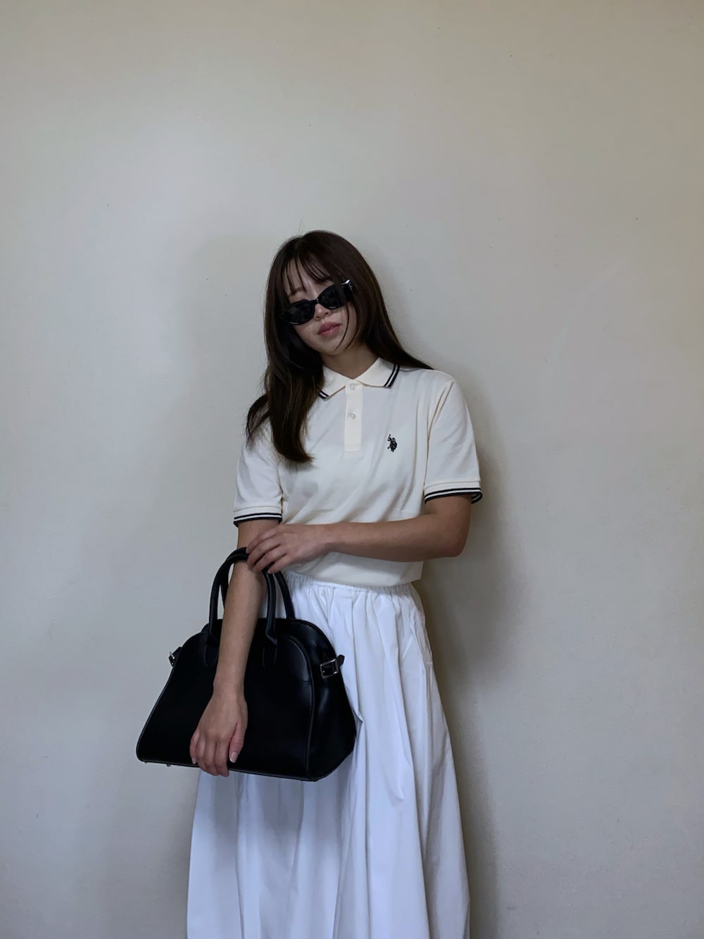 「最近のいい感じコーデ、大人かわいい、韓国ファッション、バルーンスカート、GU、ポロシャツ、ローファー、プチプラ、スポーツミックス、淡色コーデ、お出かけコーデ、休日スタイル、シンプルコーデ、サングラス、ボストンバッグ」｜「U.S. POLO ASSN.の∴WEGO/【25年春夏新作】別注U.S.POLO ASSN.ラインポロシャツ（ポロシャツ、ホワイト系）」を使った、Miiさん（レディース・159cm）の春コーディネートの2枚目の写真