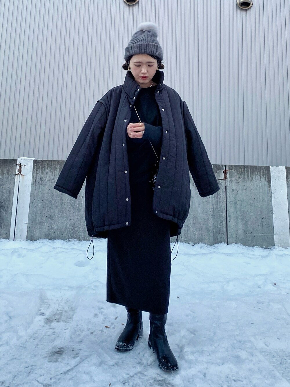 「今日のコスメと服、ブラック、ブラックコーデ、キルティング、ニット帽、ブーツ、モノトーン、スパンコール、ダウンジャケット、プチプラ、スカート、ロングスカート、冬コーデ」|「VENCEEXCHANGEの袖取り外し縦キルト中綿コート(ブルゾン、ブラック系)」を使った、Miiさん(レディース・159cm)の冬コーディネートの3枚目の写真