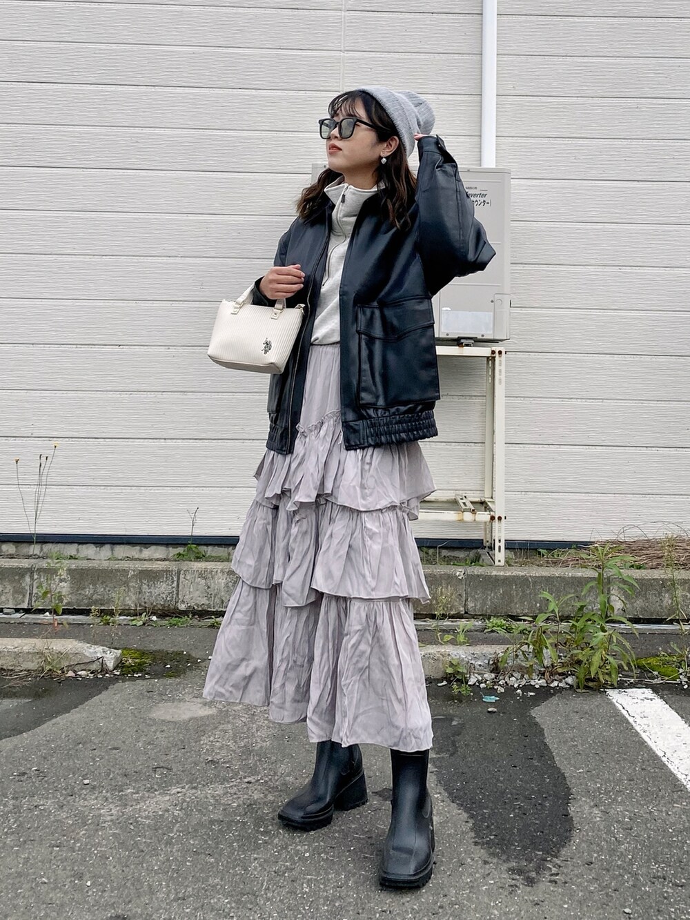 「秋服まるっと大公開、秋服準備はじめました、レザージャケット、ティアードスカート、ロングスカート、雨の日コーデ、ニット帽、ビーニー、グレー、グレーコーデ、モノトーン、ハーフジップ、スウェット、ブーツ、USポロ」｜「FFEINの【FFEIN】ビックシルエットフェイクレザーA-2ジャケット（ライダースジャケット、ブラック系）」を使った、Miiさん（レディース・159cm）の秋コーディネートの4枚目の写真