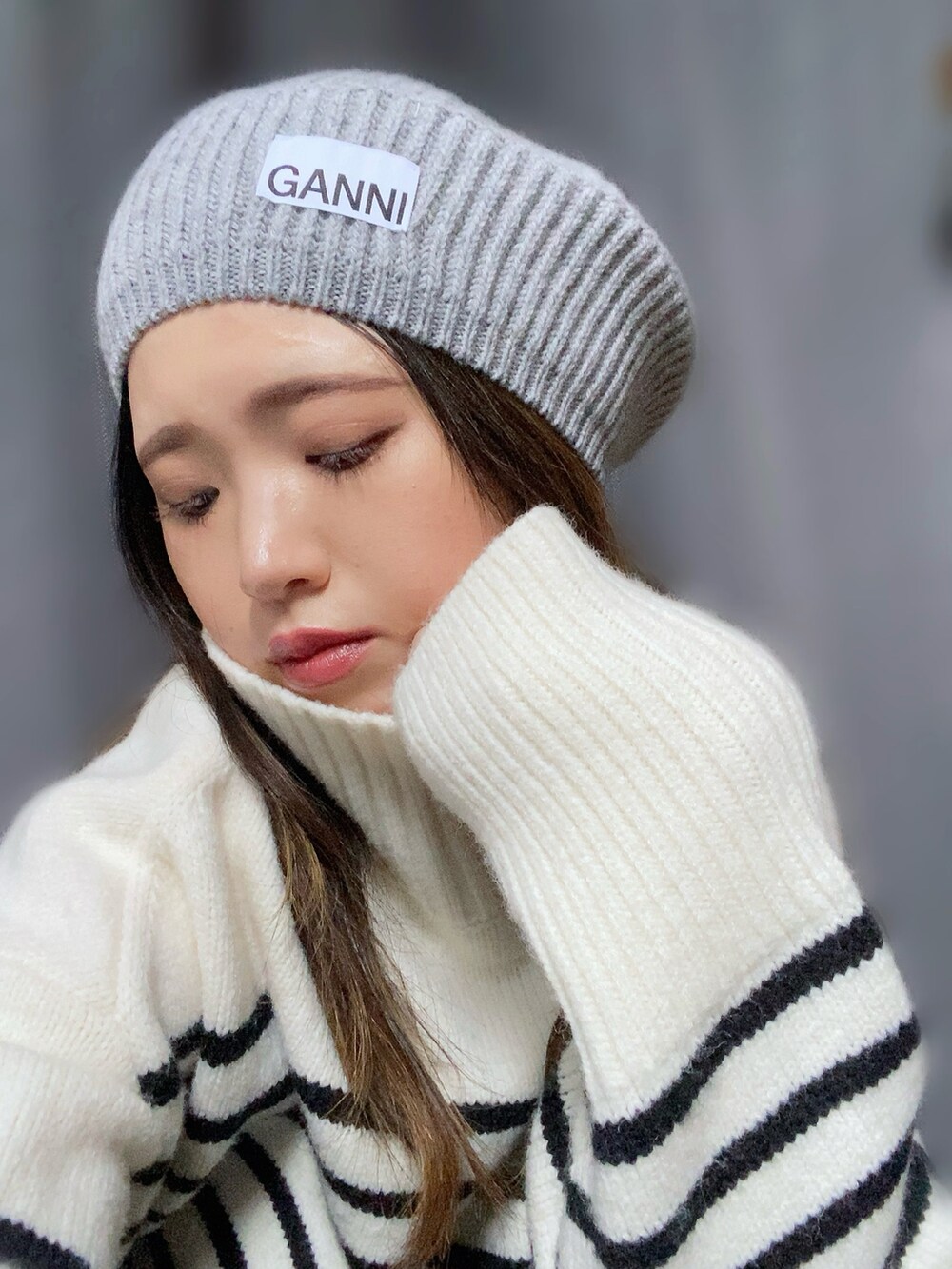 「今日のコスメと服、ワンマイルコーデ、モノトーン、ニット、ベレー帽、スニーカーコーデ、テーパードパンツ、シルバーバッグ、メタリック、シンプルコーデ、サングラス、オーバルサングラス、タックイン、パンツスタイル、白スニーカー」｜「GANNIのアイテム（ハンチング/ベレー帽、グレー系）」を使った、Miiさん（レディース・159cm）の冬コーディネートの3枚目の写真