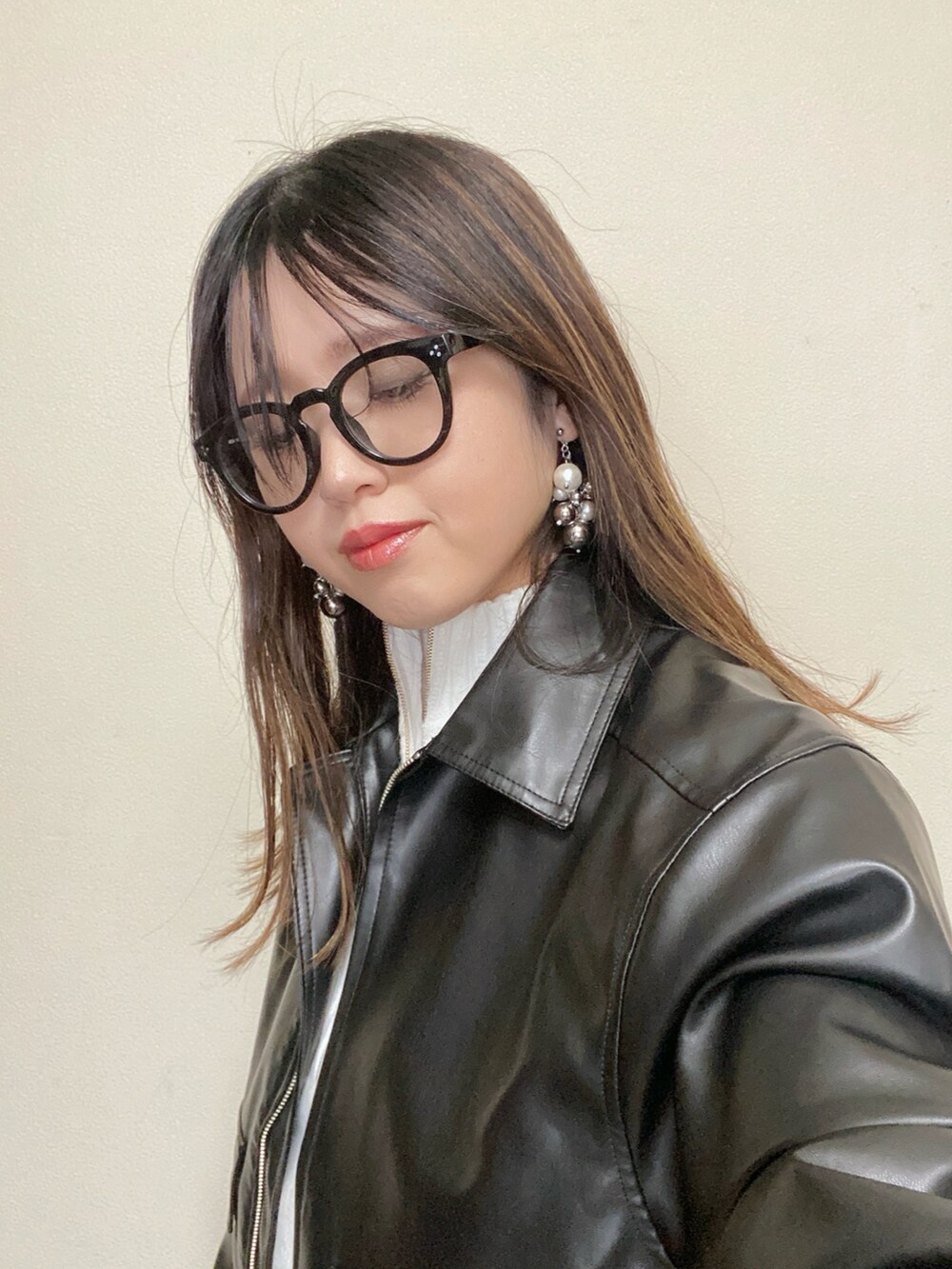 「今日のコスメと服、冬コーデ、レザージャケット、レザー、メガネ女子、UNIQLO、ニット、スパンコール、samba、adidas、スニーカー、ハーフジップ、ハーフジップニット、モノトーン、休日スタイル」｜「OPAQUE.CLIPのモックネックハーフジップニット【洗える】（ニット/セーター、ホワイト系）」を使った、Miiさん（レディース・159cm）の冬コーディネートの2枚目の写真