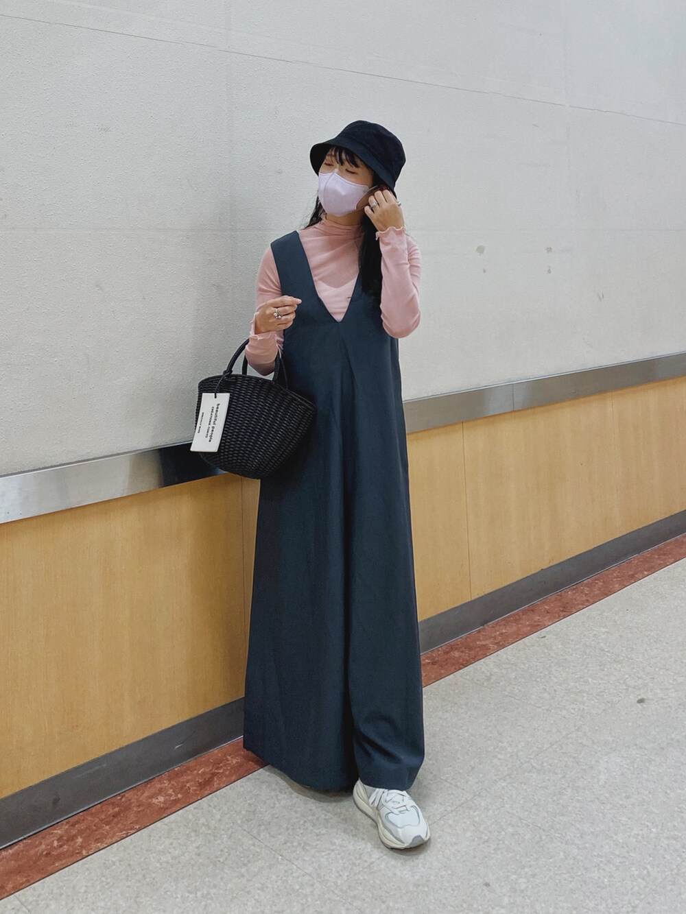 「大人カジュアル、シースルー、シアートップス、カラーコーデ、カラー×コーデ、HANNE、サロペット、バケットハット、かごバッグ、New Balance、スニーカー、白スニーカー、ピンク、UNIQLO、韓国ファッション」｜「HANNEのシースルーカットソー（Tシャツ/カットソー、ピンク系）」を使った、Miiさん（レディース・159cm）の春コーディネートの3枚目の写真