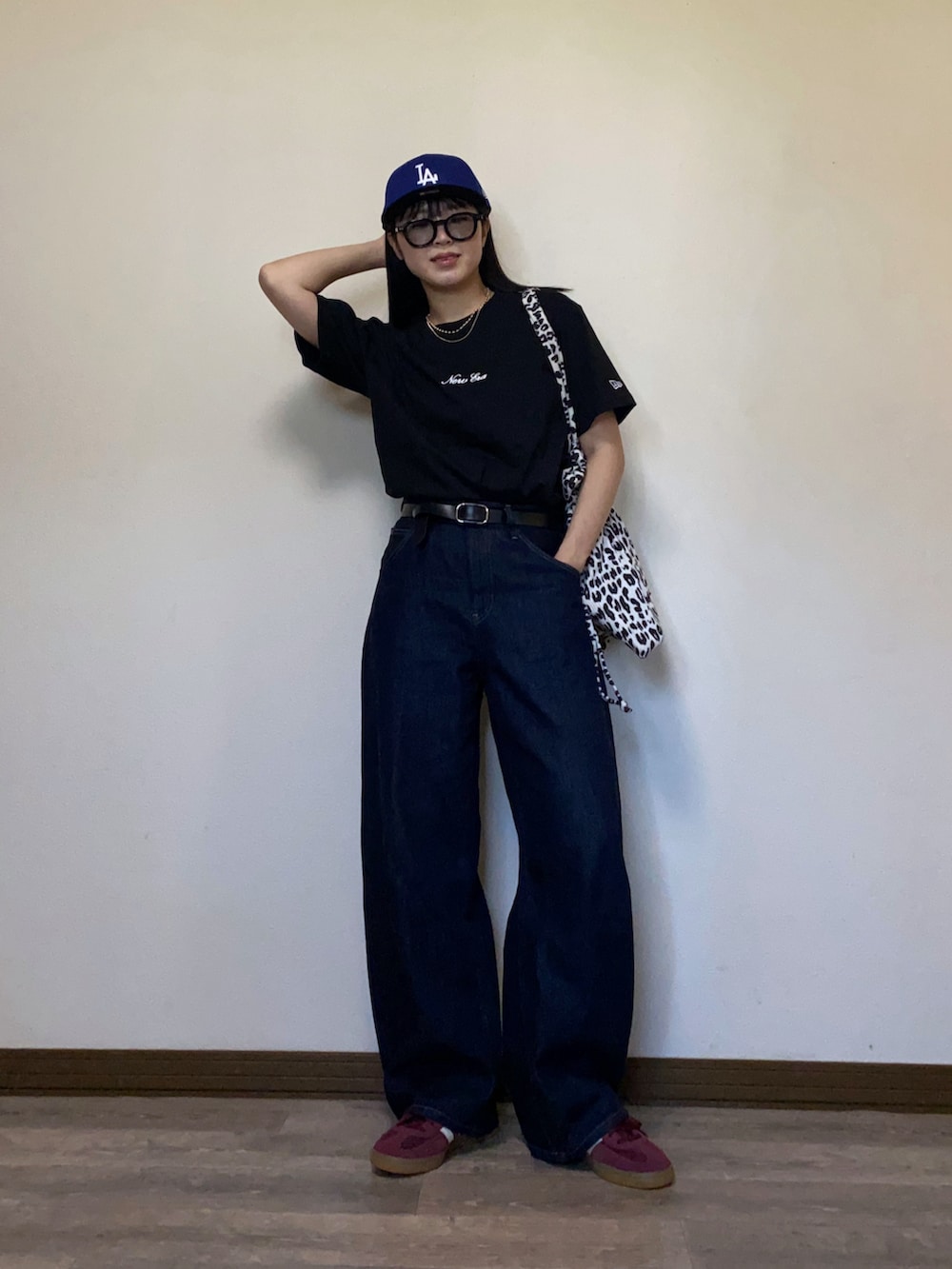 「スポーツミックス、秋のコーデ、NEW ERA、キャップ、ボルドー、スニーカー、レオパード、トートバッグ、Tシャツ、ロゴT、バギーカーブジーンズ、バレルレッグジーンズ、デニム、カジュアル、メンズライク」｜「NEW ERAの【ユニセックス】NEW ERA/ニューエラ オーバーサイズ/バックプリントTシャツ 14670939/14670940/14670941（Tシャツ/カットソー、ブラック系）」を使った、Miiさん（レディース・159cm）の秋コーディネートの2枚目の写真