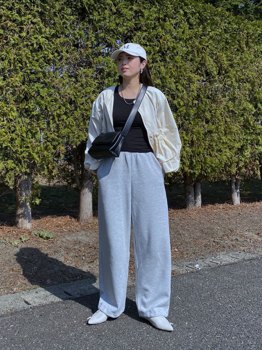「春めき満開コーデ、スウェット、スウェットパンツ、ぺプラム、ナイロンジャケット、フラットシューズ、Tシャツ、ショルダーバッグ、お出かけコーデ、休日スタイル、韓国ファッション、キャップ、大人カジュアル、春アウター、春コーデ」｜「Trishのナイロンペプラムジャケット（ノーカラージャケット、ホワイト系）」を使った、Miiさん（レディース・159cm）の春コーディネートの3枚目の写真