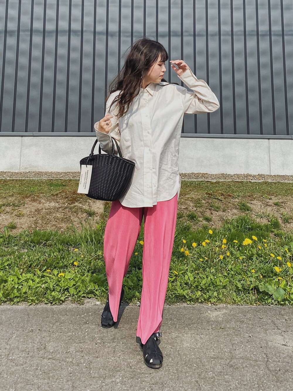 「シャツスタイル、大人カジュアル、グルカサンダル、ボーダーソックス、UNIQLOMARNI、UNIQLO×MARNI、かごバッグ、プリーツパンツ、ピンク、カラー×コーデ、ビタミンカラー、プチプラ、UNIQLO、シンプル、カラーパンツ」｜「UNIQLOのアイテム（シャツ/ブラウス、ベージュ系）」を使った、Miiさん（レディース・159cm）の春コーディネートの3枚目の写真