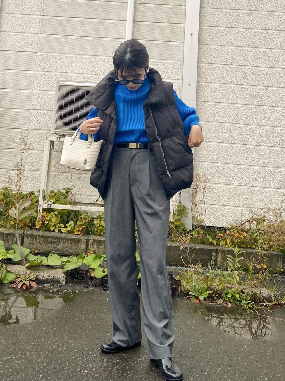 「重ね着ベストシーズン、ボトルネック、ブルー、ブルーコーデ、カラー×コーデ、カラーニット、ニット、ダウンベスト、ベスト、ミニバッグ、USポロ、レインブーツ、レイヤードスタイル、きれいめカジュアル、ブーツ」｜「frames RAY CASSINの18色展開/もちっとふんわり触感の、王道モテニット。ボトルネックボリュームスリーブリブニットプルオーバー（ニット/セーター、ブルー系）」を使った、Miiさん（レディース・159cm）の秋コーディネートの4枚目の写真