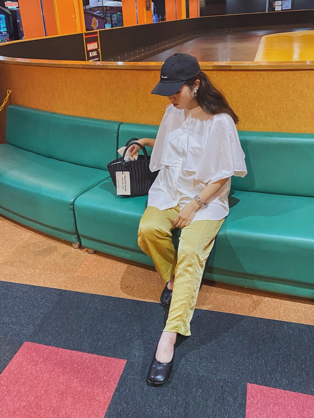 「夏コーデ、休日コーデ、キャップ、ケープ、ケープブラウス、サテンパンツ、イエロー、カラーコーデ、ブラウス、きれいめカジュアル、カラーパンツ、シンプルコーデ、バレエシューズ、LHPWOMEN、courage」｜「Birthday roomの２WAYケープブラウス（シャツ/ブラウス、ホワイト系）」を使った、Miiさん（レディース・159cm）の夏コーディネートの3枚目の写真