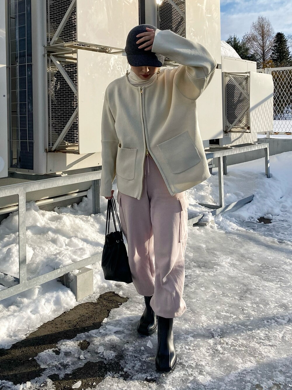 「春服コーデ、冬春コーデ、スウェットカーゴパンツ、スウェット、スウェットパンツ、カーゴパンツ、ペールトーン、ピンク、春色、キャップ、ニットジャケット、タートルネック、UNIQLO、ブーツ、休日スタイル」｜「GeeRAのダブルジップニットブルゾン（カーディガン/ボレロ、ホワイト系）」を使った、Miiさん（レディース・159cm）の冬コーディネートの2枚目の写真