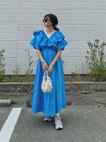 NEW BALANCEのスニーカーを使った「フリルワンピース」の人気