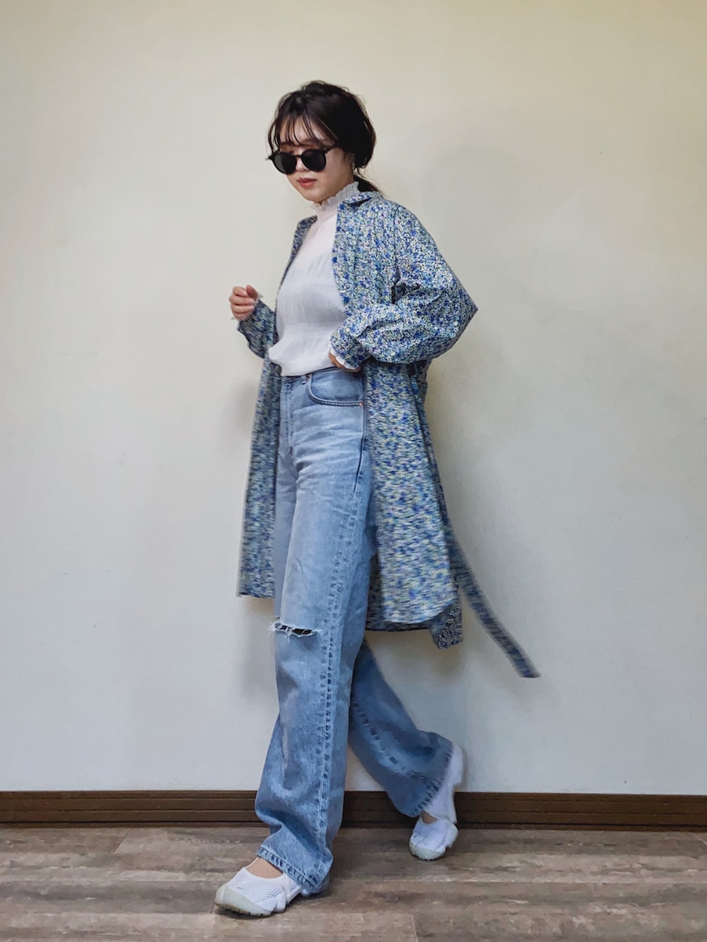 「春服コーデ、春コーデ、シャツワンピ、シースルー、シアートップス、デニム、ダメージデニムパンツ、NIKE、エアリフト、花柄ワンピース、To b. by agnes b.、SOMETHING、シャツスタイル」｜「To b. by agnes b.のWEB限定 WT62 DRESS ブルーミングフラワードレスミニ（シャツワンピース、ブルー系）」を使った、Miiさん（レディース・159cm）の春コーディネートの3枚目の写真