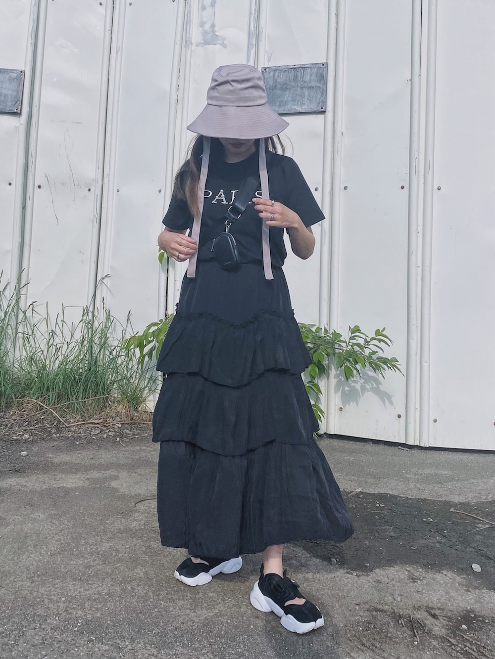「このスタイルがお気に入り、今日のコスメと服、ブラックコーデ、ティアードスカート、リボンハット、ハット、ロゴT、ロングスカート、NIKE、アクアリフト、モノトーン、ブルベ夏、休日スタイル、バケットハット、夏コーデ」|「deux amourのPARIS T(その他トップス、ブラック系)」を使った、Miiさん(レディース・159cm)の夏コーディネートの5枚目の写真