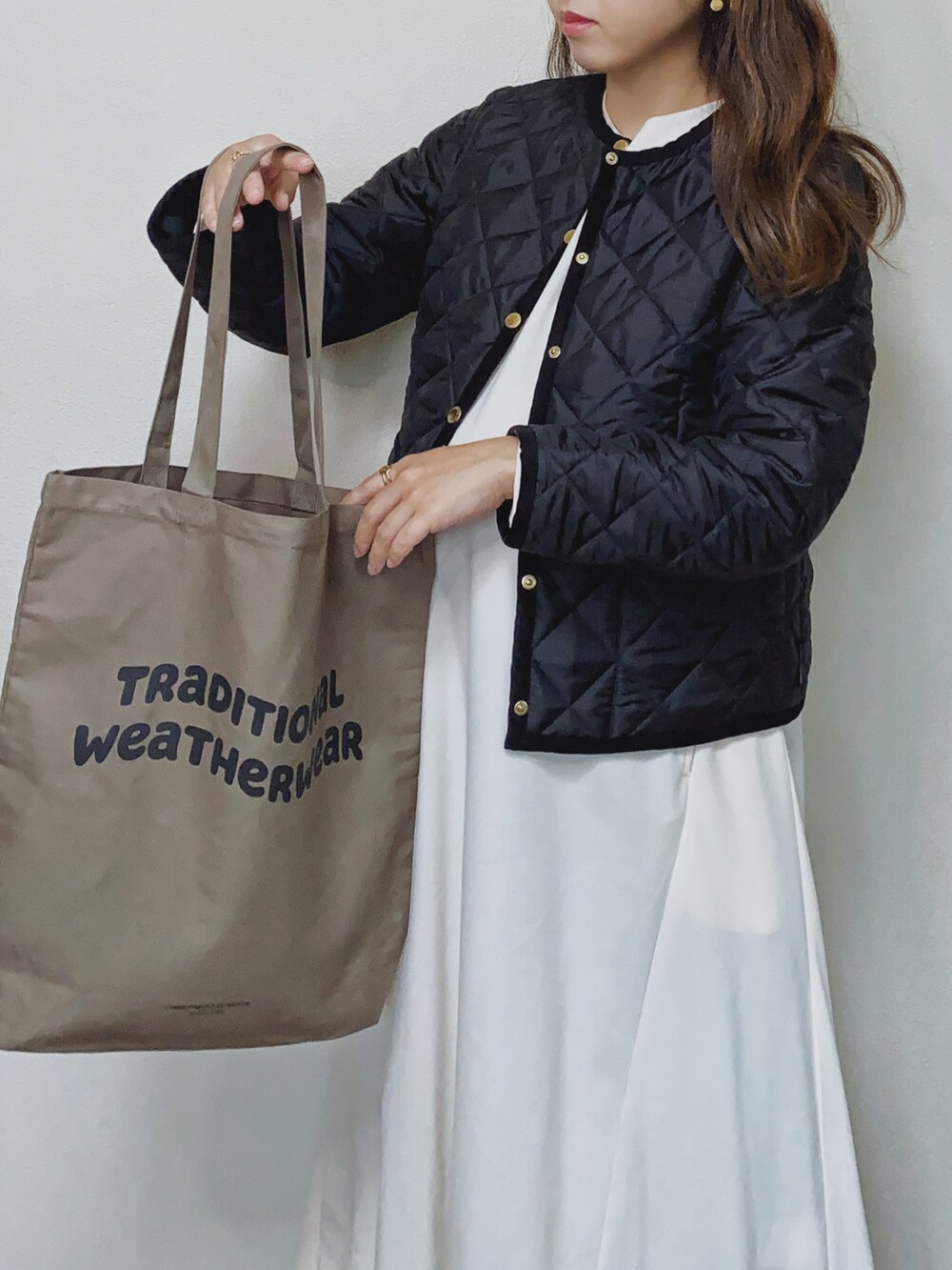 「秋のコーデ、秋コーデ、キルティング、キルティングジャケット、ノーカラージャケット、ワンピース、トートバッグ、Traditional Weatherwear、トラディショナルウェザーウエア、TWW、シンプルコーデ、マタニティ、マタニティコーデ、ゆるコーデ、オトナカジュアル」｜「Traditional WeatherwearのARKLEY（ノーカラージャケット、ブラック系）」を使った、Miiさん（レディース・159cm）の秋コーディネートの4枚目の写真