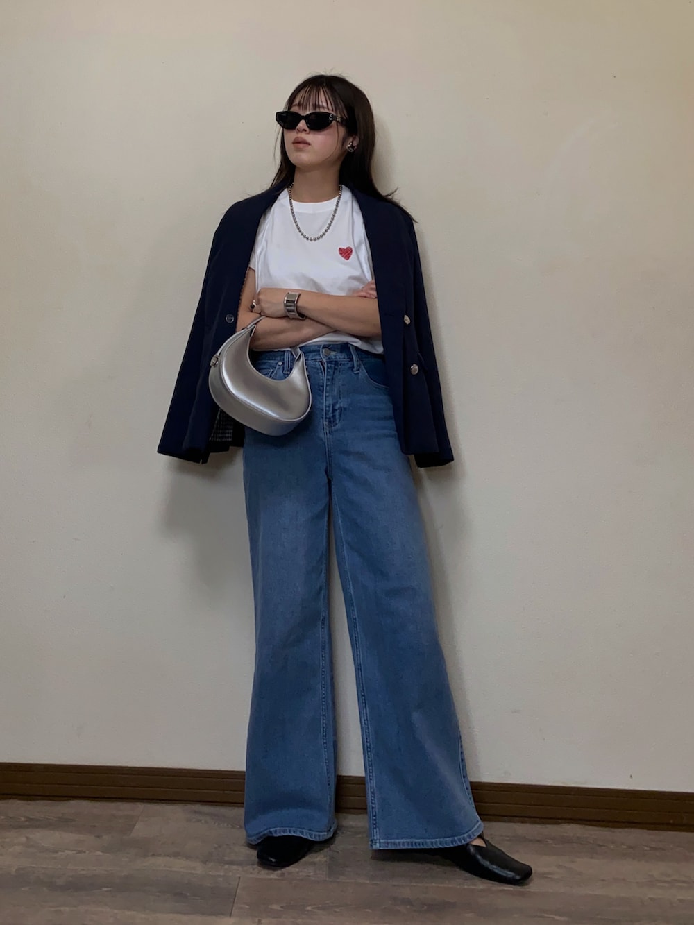 「春めき満開コーデ、デニム、デニムパンツ、紺ブレ、ジャケット、ジャケットスタイル、Tシャツ、Tシャツ×デニム、シルバー、春コーデ、大人カジュアル、ジャケットコーデ、ブレザー、白Tシャツ、バギーデニム」｜「OPAQUE.CLIPの《SS-LLsize》ストレッチバギーデニム【洗濯機洗い可】（デニムパンツ、ブルー系）」を使った、Miiさん（レディース・159cm）の春コーディネートの2枚目の写真