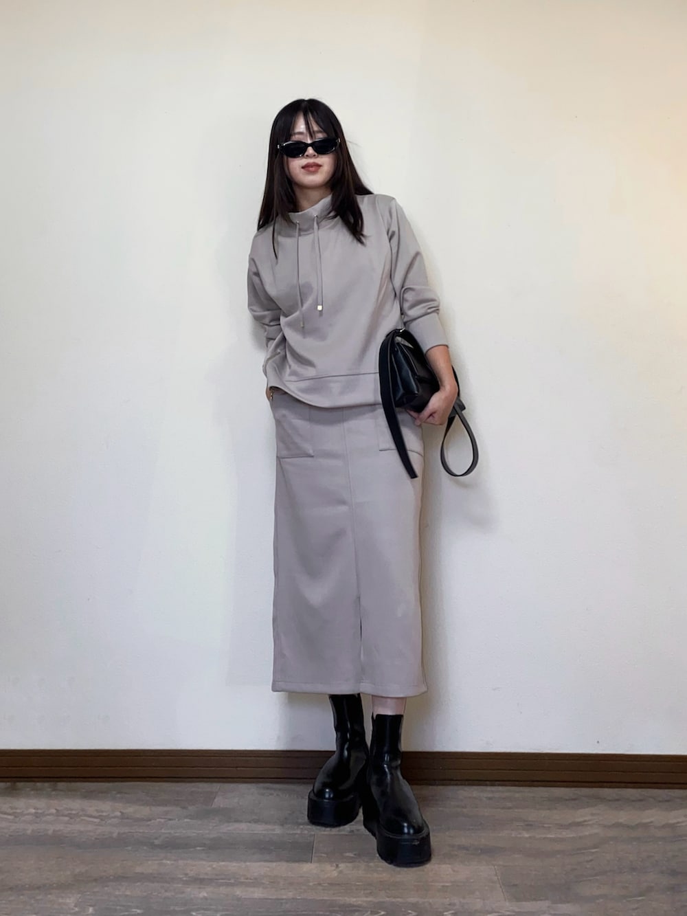 ベージュ系のスウェット、ベージュ系のスウェット、ベージュ系のその他パンツを着用したレディースの秋コーディネートの3枚目の写真