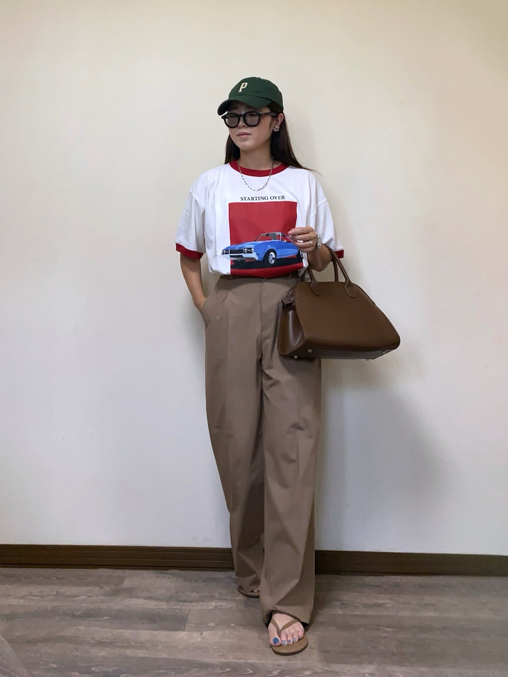 ホワイト系のTシャツ/カットソー、ブラウン系のボストンバッグを着用したレディースの夏コーディネートの2枚目の写真