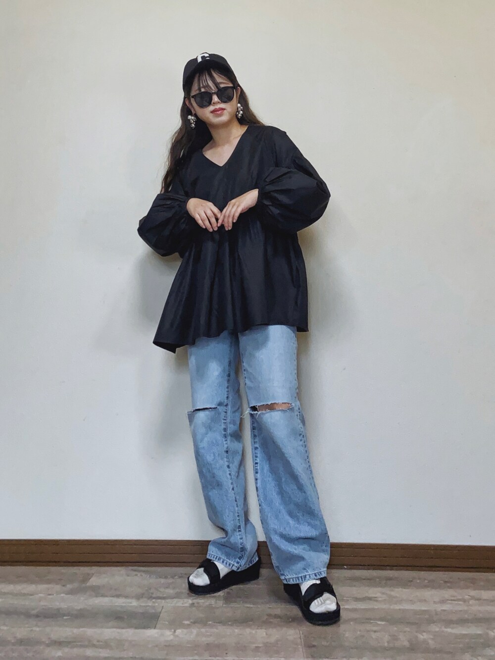 「シンプルコーデ、キャップ、ボリューム袖、ブラウス、ダメージデニムパンツ、デニム、SOMETHING、スポサン、サンダル、サンダルに靴下、厚底シューズ、厚底サンダル、休日スタイル、休日コーデ、ストリート」｜「SOMETHINGのSOMETHING ELSAヴィンテージストレートデニムパンツ（デニムパンツ、ブルー系）」を使った、Miiさん（レディース・159cm）の春コーディネートの3枚目の写真