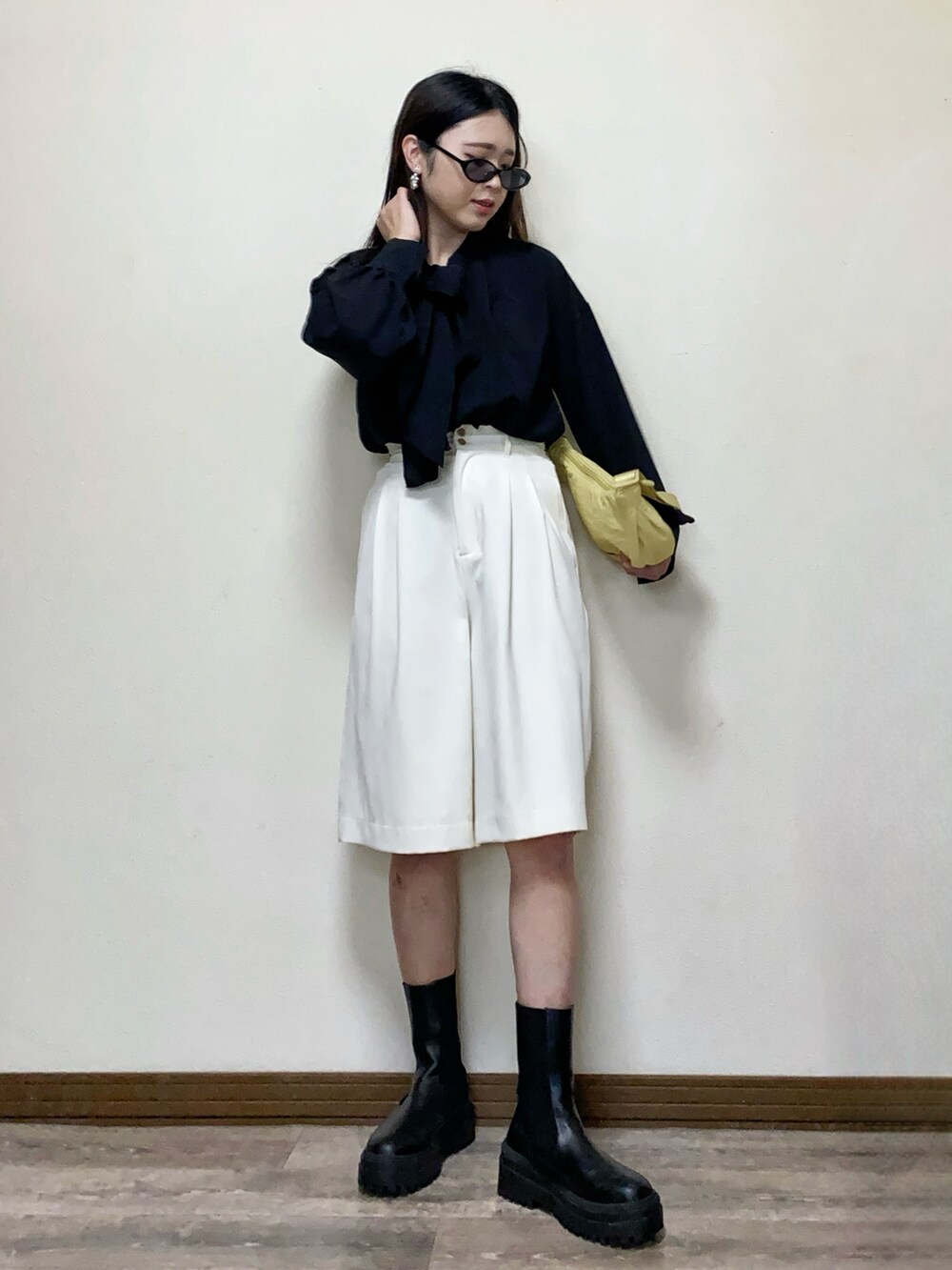 「ボウタイブラウス、モノトーン、ブラウス、ハーフパンツ、ショートパンツ、春コーデ、ブーツ、差し色コーデ、イエロー、ショルダーバッグ、UNIQLO、シンプルコーデ、お出かけコーデ、サングラス、モードカジュアル」｜「GeeRAの前後2wayボウタイブラウス（シャツ/ブラウス、ブラック系）」を使った、Miiさん（レディース・159cm）の冬コーディネートの3枚目の写真