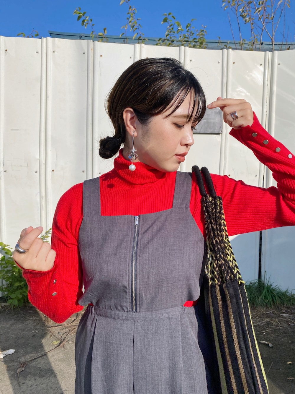 「秋服コーデ、カラー×コーデ、カラーニット、赤ニット、ニット、タートルネック、サロペット、ローファー、厚底シューズ、プチプラ、グレーコーデ、赤コーデ、トートバッグ、今日のコスメと服、お出かけコーデ」｜「frames RAY CASSINの着回し力に優れた万能アイテム。袖口ボタン2WAYリブタートルニットプルオーバー（ニット/セーター、レッド系）」を使った、Miiさん（レディース・159cm）の秋コーディネートの2枚目の写真