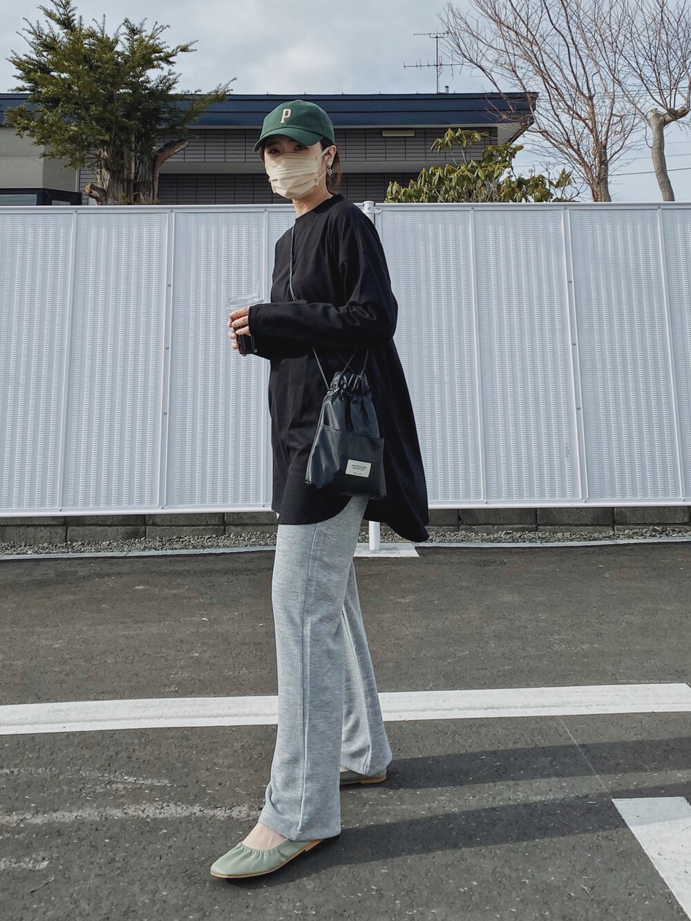 「休日スタイル、ゆるコーデ、カジュアルコーデ、スウェットパンツ、ロゴT、ロンT、reca、LHP、LHPWOMEN、courage、ラフォーレ原宿、プチプラ、キャップ、ラフ、グリーン」｜「recaのバッグロゴプリントロンT（Tシャツ/カットソー、ブラック系）」を使った、Miiさん（レディース・159cm）の春コーディネートの5枚目の写真