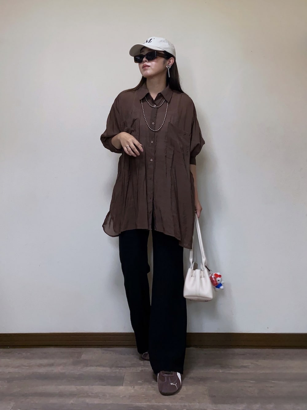 ブラウン系のシャツ/ブラウス、ブラック系のその他パンツ、ブラック系のボストンバッグを着用したレディースの秋コーディネートの3枚目の写真