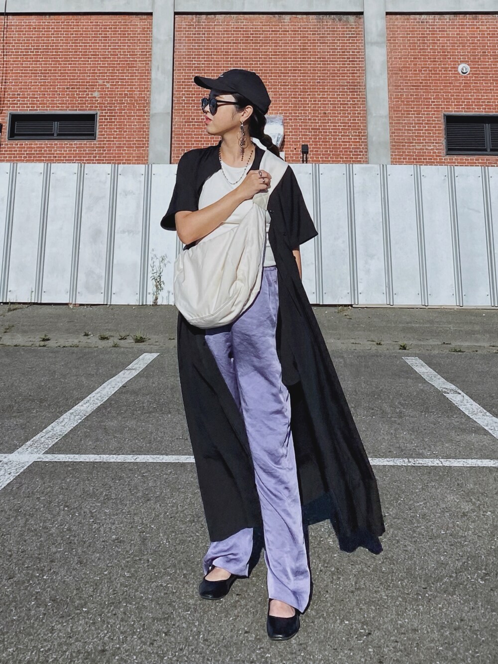 「休日スタイル、休日コーデ、シャツワンピ、夏コーデ、パープル、サテンパンツ、キャップ、サングラス、マタニティコーデ、COTORICA.、レウリィ、ショルダーバッグ、プチプラ、大人カジュアル、Reurie‘」｜「Reurie'のナイロンライクショルダーバッグ（ショルダーバッグ、ホワイト系）」を使った、Miiさん（レディース・159cm）の夏コーディネートの2枚目の写真