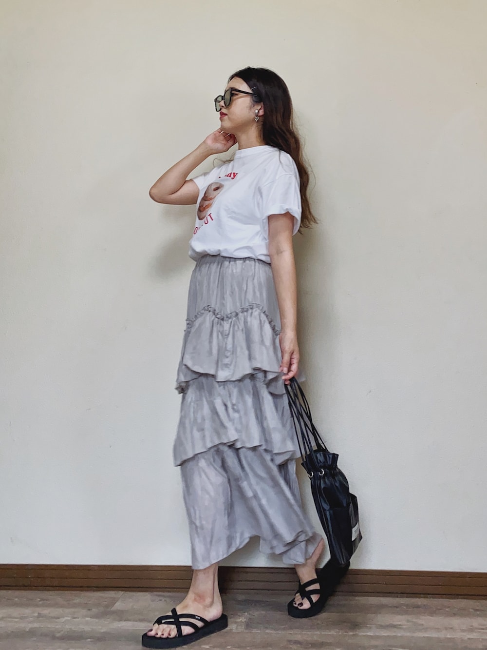 「夏コーデ、デート、夏だ！Tシャツ着よう！、白Tシャツ、ティアードスカート、ロングスカート、プチプラ、beautiful people、休日スタイル、teva、サンダル、巾着バッグ、サングラス、プリントT、シンプル」｜「Birthday roomのドーナツTシャツ（Tシャツ/カットソー、ホワイト系）」を使った、Miiさん（レディース・159cm）の夏コーディネートの3枚目の写真