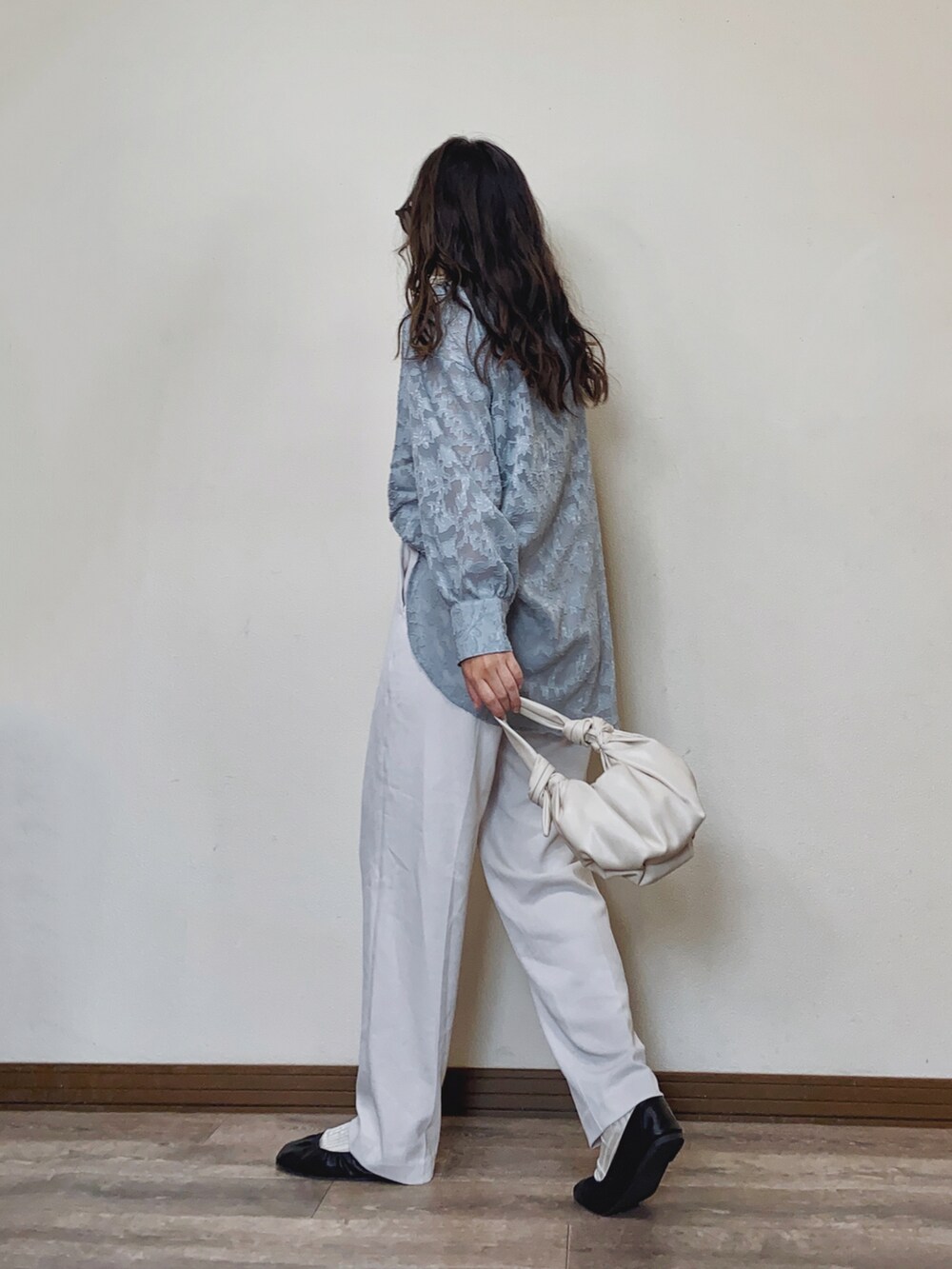「春服デビュー宣言、春コーデ、ジャガード、シャツスタイル、レース、くすみカラー、ブルー、カラーコーデ、白パンツ、プチプラ、GU、シンプルコーデ、deuxamour、春服みてみて、きれいめカジュアル」｜「deux amourのジャガードシャツ（シャツ/ブラウス、ブルー系）」を使った、Miiさん（レディース・159cm）の春コーディネートの3枚目の写真