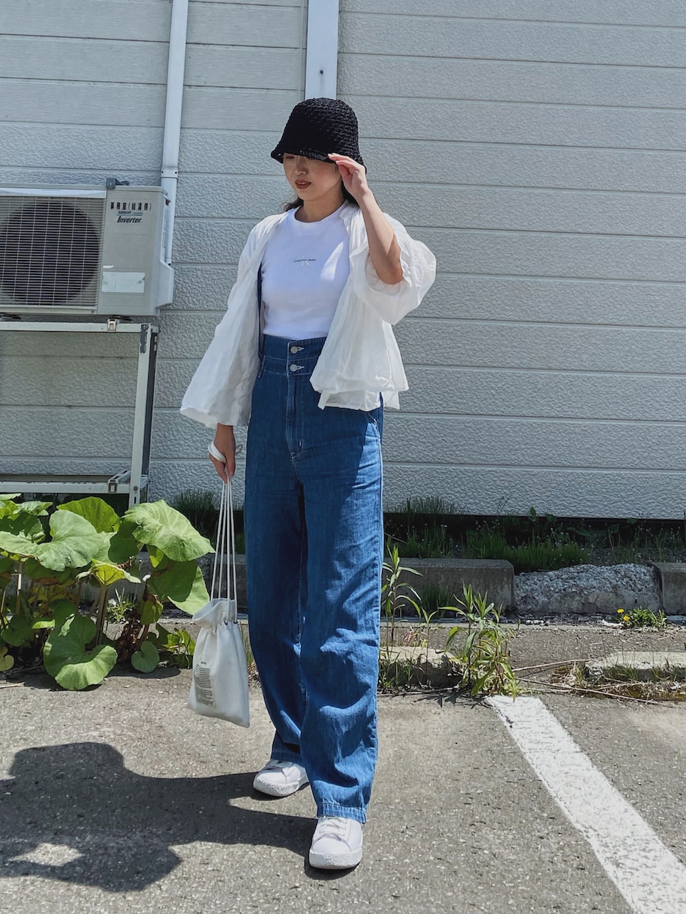 「初夏コーデ、ブラウス、休日スタイル、デニム、デニムパンツ、サロペット、デニムサロペット、バケットハット、ロゴT、SOMETHING、クロップドトップス、白Tシャツ、白スニーカー、ボリューム袖、夏のコスメと服」|「Calvin Kleinのモノグラム ロゴ ベイビーTシャツ(Tシャツ/カットソー、ホワイト系)」を使った、Miiさん(レディース・159cm)の夏コーディネートの3枚目の写真