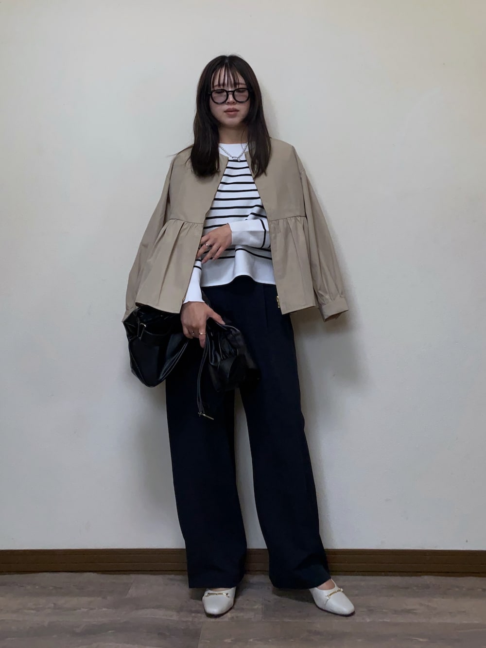 「春めき満開コーデ、ジャケット、春コーデ、ぺプラム、ブルゾン、ノーカラージャケット、春アウター、ボーダー、ニット、春ニット、ワイドパンツ、パンプス、きれいめカジュアル、PR、OPAQUE.CLIP」｜「OPAQUE.CLIPのボートネックニット/オーガニックコットン混【洗濯機洗い可/UVケア】（ニット/セーター、ホワイト系）」を使った、Miiさん（レディース・159cm）の春コーディネートの4枚目の写真