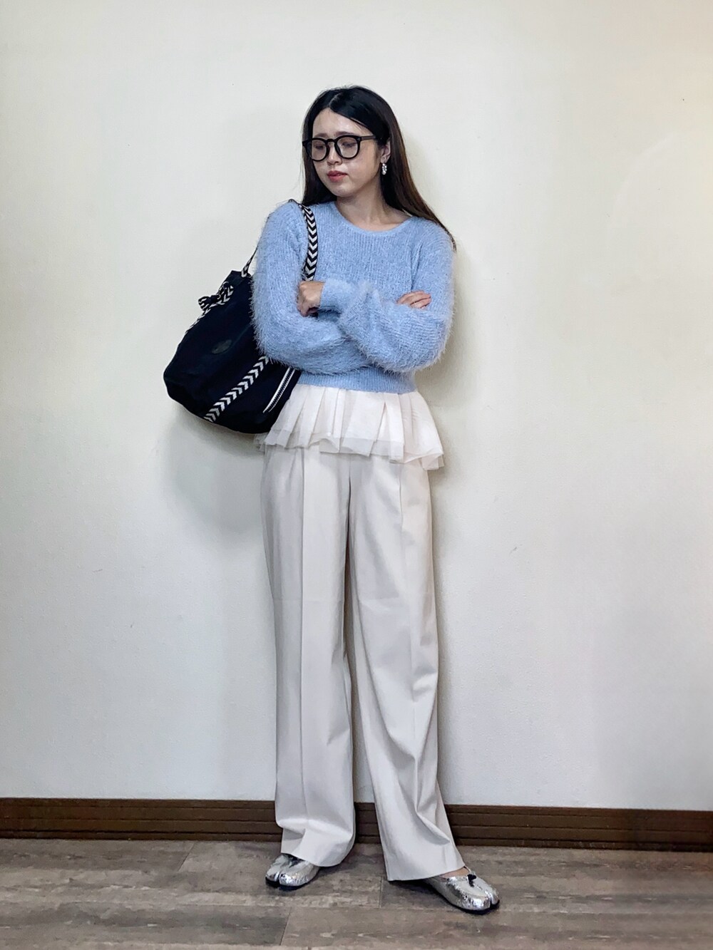 「春ファッション、春服みてみて、春色、ペールトーン、ブルー、シャギーニット、ニット、チュール、レイヤードスタイル、白パンツ、トートバッグ、春コーデ、休日スタイル、メガネ女子、プチプラ」｜「ROPE' PICNICのシャギーニットショート丈プルオーバー（ニット/セーター、ブルー系）」を使った、Miiさん（レディース・159cm）の冬コーディネートの2枚目の写真
