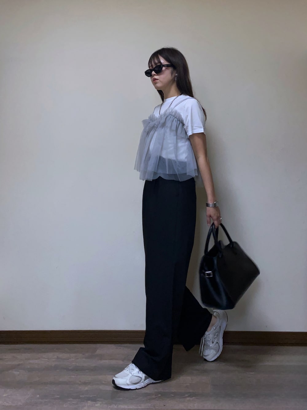 「最近のいい感じコーデ、大人カジュアル、ビスチェ、チュール、シアー、Tシャツ、スニーカー、レイヤードスタイル、ワイドパンツ、サングラス、お出かけコーデ、モノトーン、ボストンバッグ、プチプラ、白スニーカー」｜「RANANのチュールビスチェドッキングＴシャツ（Tシャツ/カットソー、ホワイト系）」を使った、Miiさん（レディース・159cm）の春コーディネートの3枚目の写真