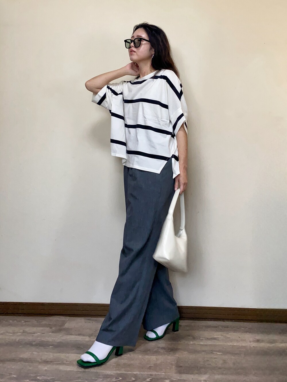 「ラフ、休日スタイル、Tシャツ、ボーダー、ワイドパンツ、サンダル、サンダルに靴下、シンプルコーデ、サングラス、ゆるコーデ、大人カジュアル、ドルマン、30代コーデ」｜「recaのゆるっとラクにオシャレが決まる！ドルマンボーダーカットソー（Tシャツ/カットソー、ホワイト系）」を使った、Miiさん（レディース・159cm）の春コーディネートの2枚目の写真