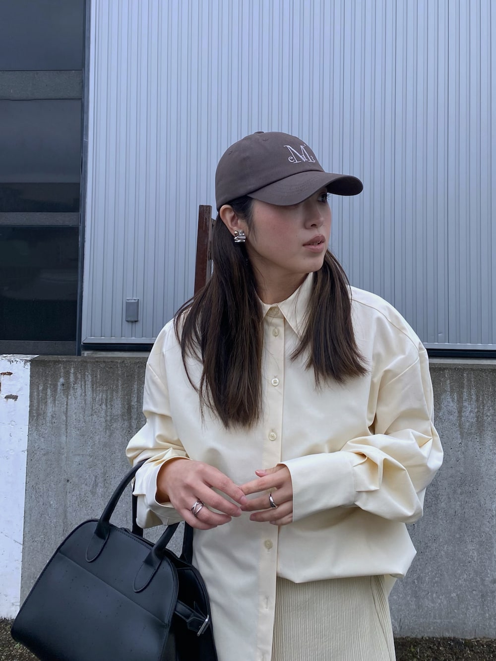 「春めき満開コーデ、春色、シャツスタイル、シャツ、スカート、ロングスカート、スニーカー、キャップ、プチプラ、韓国ファッション、ボストンバッグ、お出かけコーデ、休日スタイル、ワントーン、淡色コーデ」｜「GeeRAのセルフカット美脚魅せタイトスカート（スカート、ベージュ系）」を使った、Miiさん（レディース・159cm）の春コーディネートの3枚目の写真