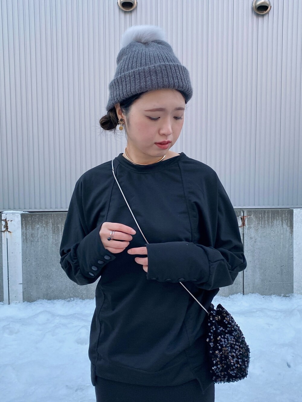 「今日のコスメと服、ブラック、ブラックコーデ、キルティング、ニット帽、ブーツ、モノトーン、スパンコール、ダウンジャケット、プチプラ、スカート、ロングスカート、冬コーデ」|「VENCEEXCHANGEの袖取り外し縦キルト中綿コート(ブルゾン、ブラック系)」を使った、Miiさん(レディース・159cm)の冬コーディネートの2枚目の写真