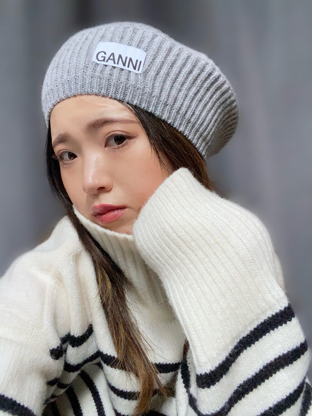 「今日のコスメと服、ワンマイルコーデ、モノトーン、ニット、ベレー帽、スニーカーコーデ、テーパードパンツ、シルバーバッグ、メタリック、シンプルコーデ、サングラス、オーバルサングラス、タックイン、パンツスタイル、白スニーカー」｜「GANNIのアイテム（ハンチング/ベレー帽、グレー系）」を使った、Miiさん（レディース・159cm）の冬コーディネートの2枚目の写真
